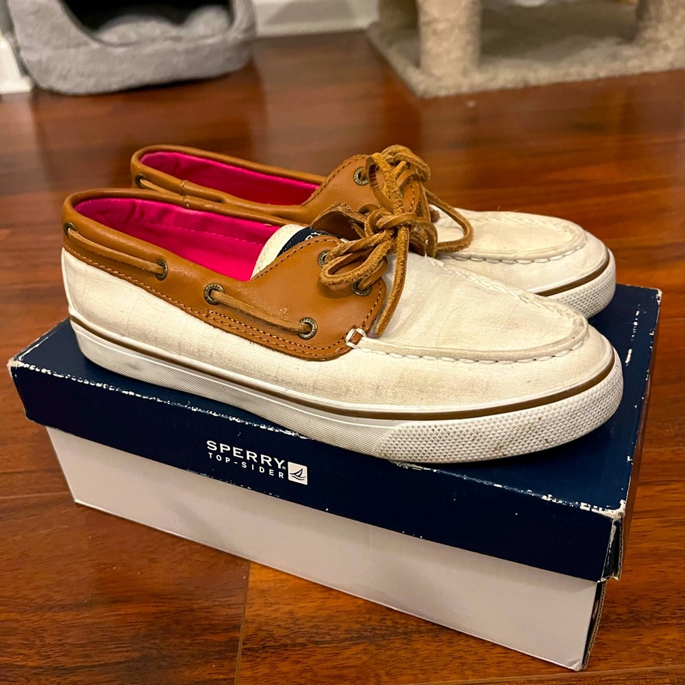 Women Sperry shoes. Bahama style. Size: 7.5
